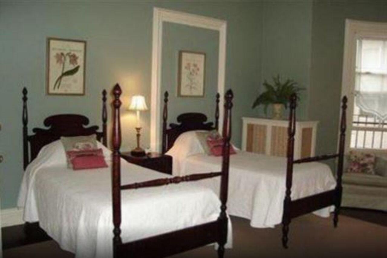 The College Club Of Boston Bed & Breakfast Room photo